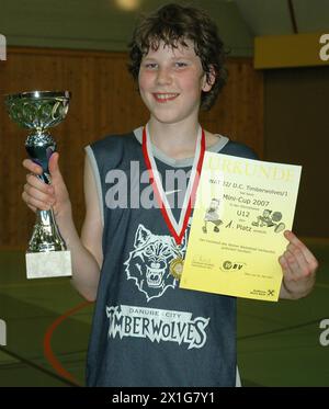 Le basket-ball autrichien Jakob Poeltl des Raptors a été échangé aux Spurs de San Antonio, a annoncé les Spurs le 18 juillet 2018. PHOTO : (PHOTO DE DOSSIER) Jakob Poeltl ( Vienna D. C. Timberwolves) le 20 mai 2007 à Vienne, Autriche. - 20070520 PD3448 - Rechteinfo : droits gérés (RM) Banque D'Images