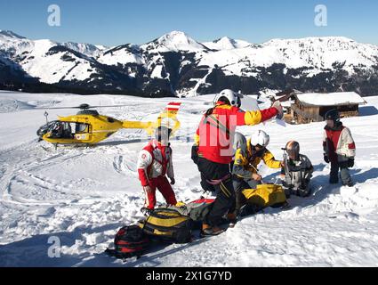 Feature on Winter Sports accidents : équipage de l'hélicoptère Christophorus 4 de 'OEAMTC' et des hommes de montagne sauvant un skieur blessé. - 20080213 PD4075 - Rechteinfo : droits gérés (DG) Banque D'Images