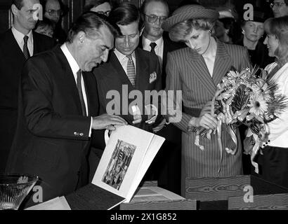 (f.L.t.r.) le maire de Vienne Helmut Zilk, le prince Charles (couvert), Lady Diana et Dagmar Koller lors de la visite du couple royal à Vienne du 14 au 16 avril 1986. - 20081024 PD0216 - Rechteinfo : droits gérés (RM) Banque D'Images