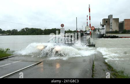 Une photo du service des urgences autrichien montrant une voiture quittant le ferry Klosterneuburg-Korneuburg sur le Danube, Autriche, le 23 juin 2009. Plusieurs jours de pluies torrentielles ont entraîné des inondations en Autriche et le chancelier fédéral autrichien Werner Faymann a déclaré le 23 juin que 10 000 soldats étaient sur appel pour faire face aux inondations après que les prévisions aient augmenté les craintes d'une augmentation des fortes pluies. - 20090623 PD0306 - Rechteinfo : droits gérés (RM) Banque D'Images