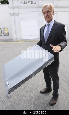 En raison des fortes pluies à Vienne, Klaus Albrecht Schroeder, directeur de l'Albertina, a ordonné de déplacer la collection d'art dans un endroit plus épargné. Vienne, jeudi 25 juin 2009. APA-PHOTO : ROBERT Jaeger - 20090625 PD0264 - Rechteinfo : droits gérés (DG) Banque D'Images