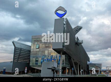 APA2099974-2 - 29032010 - KLAGENFURT - Autriche : des nuages sombres survolent le siège de la banque Hypo Alpe-Adria à Klagenfurt le dimanche 28 mars 2010. APA-PHOTO : GERT EGGENBERGER - 20100326 PD2800 - Rechteinfo : droits gérés (DG) Banque D'Images
