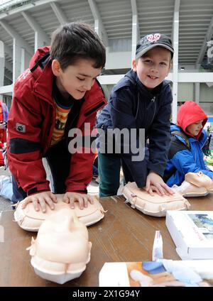 Vienne : campagne 'premiers secours pour les enfants' le 20 mai 2010. Les enfants apprennent des ambulanciers paramédicaux et des médecins comment donner les premiers soins. - 20100520 PD0535 - Rechteinfo : droits gérés (RM) Banque D'Images