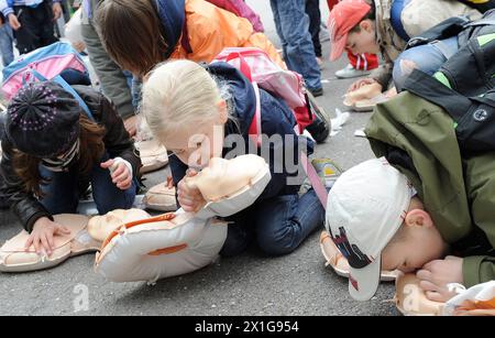 Vienne : campagne 'premiers secours pour les enfants' le 20 mai 2010. Les enfants apprennent des ambulanciers paramédicaux et des médecins comment donner les premiers soins. - 20100520 PD0511 - Rechteinfo : droits gérés (RM) Banque D'Images