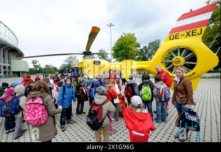 Vienne : campagne 'premiers secours pour les enfants' le 20 mai 2010. Les enfants apprennent des ambulanciers paramédicaux et des médecins comment donner les premiers soins. - 20100520 PD0570 - Rechteinfo : droits gérés (RM) Banque D'Images