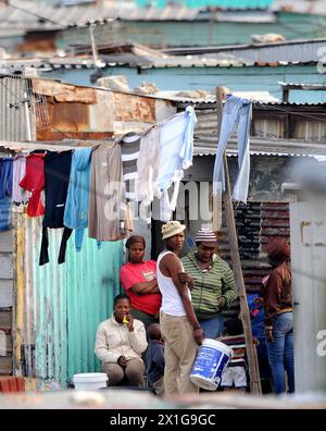 Le canton de Khayelitsha, troisième plus grand et à la croissance la plus rapide en Afrique du Sud, à la périphérie de Cape Town dans les Cape Flats, capturé le 5 juillet 2010. Sur la photo : les habitants regardent de loin l'entraînement de l'équipe nationale de football d'Uruguay. - 20100705 PD2328 - Rechteinfo : droits gérés (RM) Banque D'Images