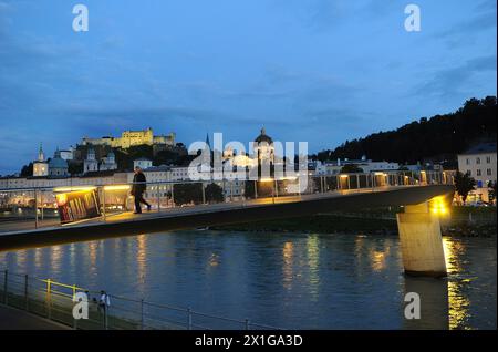 Autriche - Salzbourg - installation lumineuse à l'occasion du Festival de Salzbourg 2010. Des bâtiments importants tels que la cathédrale de Salzbourg ou le château de Hohensalzburg sont allumés pendant la période du festival, capturé le 26 juillet 2010. - 20100726 PD2338 - Rechteinfo : droits gérés (RM) Banque D'Images