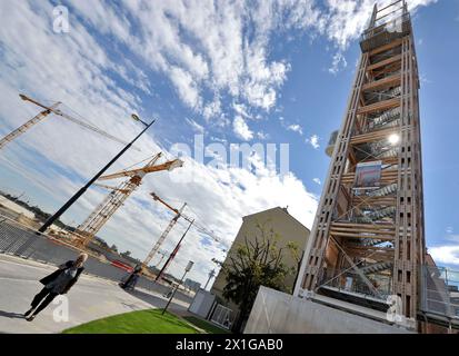 Autriche - ouverture de la tour Bahnorama sur le chantier de construction de la gare principale de Vienne, prise le 19 août 2010. Avec une hauteur de 66.72m c'est la plus haute tour en bois d'Europe et dispose d'une plate-forme d'observation. - BS005231 - 20100819 PD1268 - Rechteinfo : droits gérés (RM) Banque D'Images
