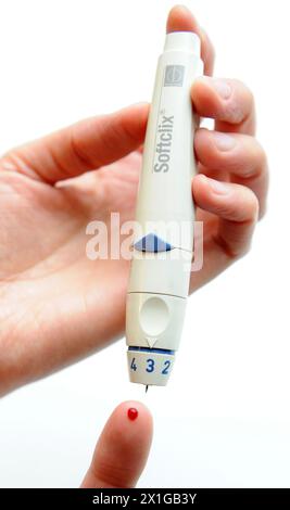 Le patient effectue une mesure de la glycémie en testant une goutte de sang de son index, le 12 novembre 2010. Le 14 novembre 2010 aura lieu la Journée mondiale du diabète. - 20101112 PD1135 - Rechteinfo : droits gérés (RM) Banque D'Images