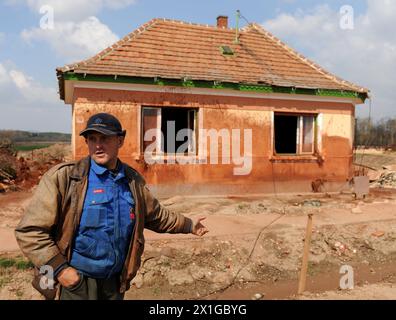 Impressions de Kolontar en Hongrie, six mois après le déversement de boues d'alumine Ajka, capturées le 5 avril 2011. L'accident industriel a été l'une des pires catastrophes environnementales, où le barrage d'un réservoir s'est effondré et environ 700 000 mètres cubes d'eau toxique provenant de lacs de boue rouge se sont déversés sur une superficie de 40 kilomètres carrés. - 20110405 PD3848 - Rechteinfo : droits gérés (RM) Banque D'Images