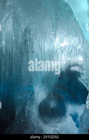 Regardez à l'intérieur d'une crevasse de 40 mètres de long, 17 mètres de profondeur, deux mètres de large et remplie de 600 000 litres d'eau et entourée de cristaux de glace dans la montagne de Dachstein le 13 septembre 2011. - 20110913 PD7274 - Rechteinfo : droits gérés (RM) Banque D'Images