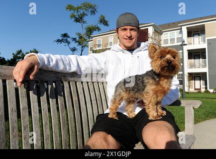 WESTBURY - USA : le joueur de hockey sur glace autrichien Michael Grabner le dimanche 9 octobre 2011, dans son appartement de Westbury. Il joue pour les Islanders de New York dans la Ligue nationale de hockey (LNH).APA-PHOTO : HELMUT FOHRINGER - 20111009 PD2808 - Rechteinfo : Rights Managed (RM) Banque D'Images