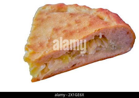 Un morceau de tarte fraîche avec du chou isolé sur fond blanc. Délicieuses pâtisseries maison. Banque D'Images