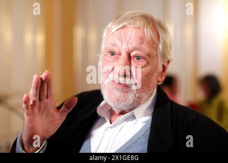 L'acteur, présentateur, écrivain, traducteur et réalisateur Dietmar Schönherr a reçu la « Croix d'honneur autrichienne pour la science et l'art 1ère classe » à Vienne le 24 novembre 2011. - 20111124 PD1282 - Rechteinfo : droits gérés (RM) Banque D'Images