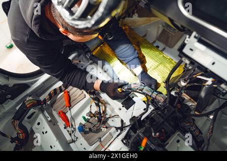 Processus d'installation du matériau d'insonorisation de voiture dans le service de voiture Banque D'Images