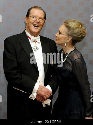 L'acteur britannique Roger Moore (à gauche) et sa femme Kristina Tholstrup arrivent pour le bal de l'Opéra 2012 à l'Opéra d'État de Vienne, Autriche, le 16 février 2012. - 20120216 PD3772 - Rechteinfo : droits gérés (RM) Banque D'Images