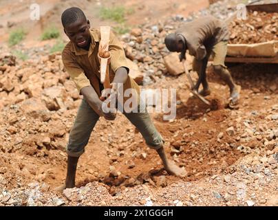 17072012 - KOMABANGOU - NIGER : un enfant n'est qu'un travailleur à Komabangou au Niger. Sept enfants creusent pour l’or dans le sable du désert du Burkina Faso. Ils sont à 200 km de la périlleuse mine d’or de Komabangou où travaillent 10,000 enfants dans des conditions désastreuses. APA-PHOTO : HELMUT FOHRINGER - 20120705 PD7645 - Rechteinfo : droits gérés (DG) Banque D'Images