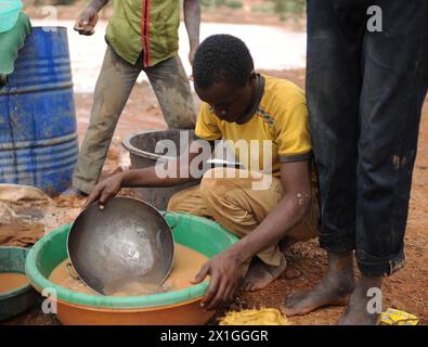 17072012 - KOMABANGOU - NIGER : un enfant n'est qu'un travailleur à Komabangou au Niger. Sept enfants creusent pour l’or dans le sable du désert du Burkina Faso. Ils sont à 200 km de la périlleuse mine d’or de Komabangou où travaillent 10,000 enfants dans des conditions désastreuses. APA-PHOTO : HELMUT FOHRINGER - 20120705 PD7642 - Rechteinfo : droits gérés (DG) Banque D'Images