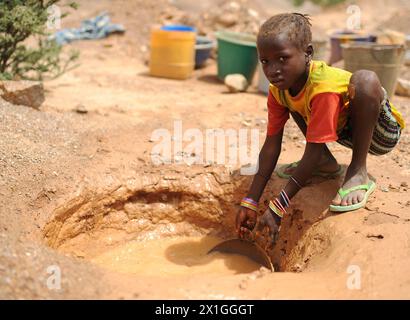 17072012 - KOMABANGOU - NIGER : un enfant n'est qu'un travailleur à Komabangou au Niger. Sept enfants creusent pour l’or dans le sable du désert du Burkina Faso. Ils sont à 200 km de la périlleuse mine d’or de Komabangou où travaillent 10,000 enfants dans des conditions désastreuses. APA-PHOTO : HELMUT FOHRINGER - 20120705 PD7649 - Rechteinfo : droits gérés (DG) Banque D'Images