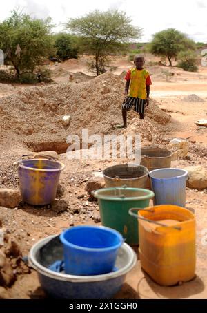 17072012 - KOMABANGOU - NIGER : un enfant n'est qu'un travailleur à Komabangou au Niger. Sept enfants creusent pour l’or dans le sable du désert du Burkina Faso. Ils sont à 200 km de la périlleuse mine d’or de Komabangou où travaillent 10,000 enfants dans des conditions désastreuses. APA-PHOTO : HELMUT FOHRINGER - 20120705 PD7651 - Rechteinfo : droits gérés (DG) Banque D'Images