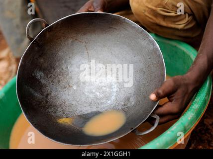 17072012 - KOMABANGOU - NIGER : un enfant n'est qu'un travailleur à Komabangou au Niger. Sept enfants creusent pour l’or dans le sable du désert du Burkina Faso. Ils sont à 200 km de la périlleuse mine d’or de Komabangou où travaillent 10,000 enfants dans des conditions désastreuses. APA-PHOTO : HELMUT FOHRINGER - 20120705 PD7644 - Rechteinfo : droits gérés (DG) Banque D'Images