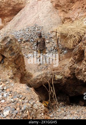 17072012 - KOMABANGOU - NIGER : un enfant n'est qu'un travailleur à Komabangou au Niger. Sept enfants creusent pour l’or dans le sable du désert du Burkina Faso. Ils sont à 200 km de la périlleuse mine d’or de Komabangou où travaillent 10,000 enfants dans des conditions désastreuses. APA-PHOTO : HELMUT FOHRINGER - 20120705 PD7659 - Rechteinfo : droits gérés (DG) Banque D'Images