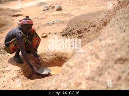 17072012 - KOMABANGOU - NIGER : un enfant n'est qu'un travailleur à Komabangou au Niger. Sept enfants creusent pour l’or dans le sable du désert du Burkina Faso. Ils sont à 200 km de la périlleuse mine d’or de Komabangou où travaillent 10,000 enfants dans des conditions désastreuses. APA-PHOTO : HELMUT FOHRINGER - 20120705 PD7650 - Rechteinfo : droits gérés (DG) Banque D'Images