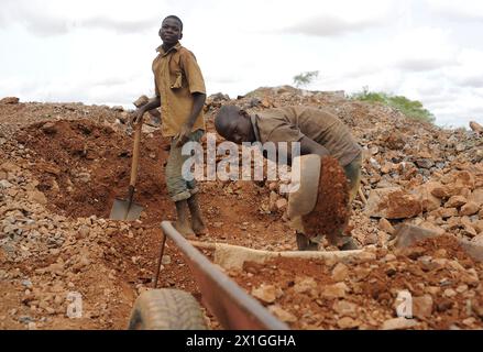 17072012 - KOMABANGOU - NIGER : un enfant n'est qu'un travailleur à Komabangou au Niger. Sept enfants creusent pour l’or dans le sable du désert du Burkina Faso. Ils sont à 200 km de la périlleuse mine d’or de Komabangou où travaillent 10,000 enfants dans des conditions désastreuses. APA-PHOTO : HELMUT FOHRINGER - 20120705 PD7658 - Rechteinfo : droits gérés (DG) Banque D'Images