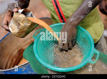 17072012 - KOMABANGOU - NIGER : un enfant n'est qu'un travailleur à Komabangou au Niger. Sept enfants creusent pour l’or dans le sable du désert du Burkina Faso. Ils sont à 200 km de la périlleuse mine d’or de Komabangou où travaillent 10,000 enfants dans des conditions désastreuses. APA-PHOTO : HELMUT FOHRINGER - 20120705 PD7656 - Rechteinfo : droits gérés (DG) Banque D'Images