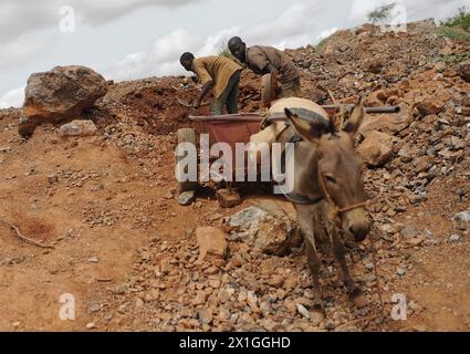 17072012 - KOMABANGOU - NIGER : un enfant n'est qu'un travailleur à Komabangou au Niger. Sept enfants creusent pour l’or dans le sable du désert du Burkina Faso. Ils sont à 200 km de la périlleuse mine d’or de Komabangou où travaillent 10,000 enfants dans des conditions désastreuses. APA-PHOTO : HELMUT FOHRINGER - 20120705 PD7643 - Rechteinfo : droits gérés (DG) Banque D'Images