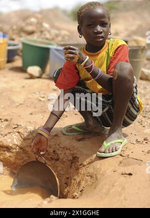 17072012 - KOMABANGOU - NIGER : un enfant n'est qu'un travailleur à Komabangou au Niger. Sept enfants creusent pour l’or dans le sable du désert du Burkina Faso. Ils sont à 200 km de la périlleuse mine d’or de Komabangou où travaillent 10,000 enfants dans des conditions désastreuses. APA-PHOTO : HELMUT FOHRINGER - 20120705 PD7653 - Rechteinfo : droits gérés (DG) Banque D'Images