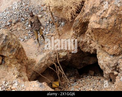 17072012 - KOMABANGOU - NIGER : un enfant n'est qu'un travailleur à Komabangou au Niger. Sept enfants creusent pour l’or dans le sable du désert du Burkina Faso. Ils sont à 200 km de la périlleuse mine d’or de Komabangou où travaillent 10,000 enfants dans des conditions désastreuses. APA-PHOTO : HELMUT FOHRINGER - 20120705 PD7648 - Rechteinfo : droits gérés (DG) Banque D'Images