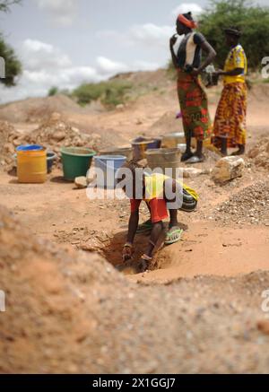 17072012 - KOMABANGOU - NIGER : un enfant n'est qu'un travailleur à Komabangou au Niger. Sept enfants creusent pour l’or dans le sable du désert du Burkina Faso. Ils sont à 200 km de la périlleuse mine d’or de Komabangou où travaillent 10,000 enfants dans des conditions désastreuses. APA-PHOTO : HELMUT FOHRINGER - 20120705 PD7660 - Rechteinfo : droits gérés (DG) Banque D'Images