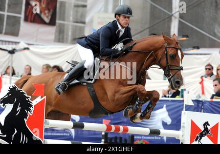 Vienne - compétition internationale d'équitation 'Vienna Masters 2012' lors du 'Global Champions Tour' à la Rathausplatz à Vienne le 23 septembre 2012. PHOTO : gagnant Johannes Ehning (GER) sur Salvador V - 20120923 PD0878 - Rechteinfo : droits gérés (RM) Banque D'Images