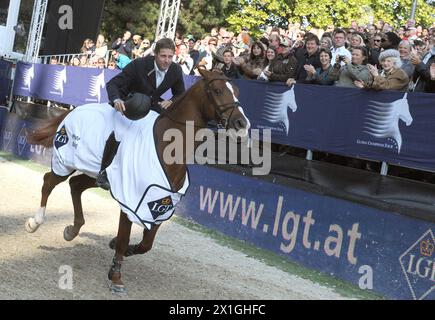 Vienne - compétition internationale d'équitation 'Vienna Masters 2012' lors du 'Global Champions Tour' à la Rathausplatz à Vienne le 23 septembre 2012. PHOTO : gagnant Johannes Ehning (GER) sur Salvador V - 20120923 PD0810 - Rechteinfo : droits gérés (RM) Banque D'Images