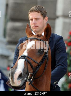 Vienne - compétition internationale d'équitation 'Vienna Masters 2012' lors du 'Global Champions Tour' à la Rathausplatz à Vienne le 23 septembre 2012. PHOTO : gagnant Johannes Ehning (GER) sur Salvador V - 20120923 PD0877 - Rechteinfo : droits gérés (RM) Banque D'Images