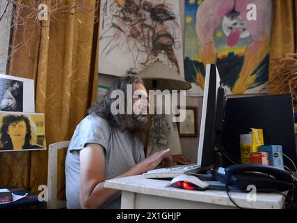 Vienne - Hermes Phettberg (né le 5 octobre 1952 sous le nom de Josef Fenz), artiste, comédien, acteur, auteur et animateur de talk-show autrichien, lors d'un entretien avec Austria presse Agentur dans son appartement à Vienne le 3 octobre 2012. Au milieu des années quatre-vingt, il est co-fondateur des groupes Libertine Sadomasochismusinitiative Wien et du projet Polymorph perverse Klinik Wien. - 20121003 PD0535 - Rechteinfo : droits gérés (RM) Banque D'Images