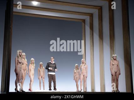 Vienne - répétitions 'Urfaust' au Volkstheater le 17 octobre 2012. PHOTO : Denis Petkovic comme 'Faust' et le 'Chor der Frauen' (chœur de femmes) - 20121017 PD1375 - Rechteinfo : droits gérés (RM) Banque D'Images