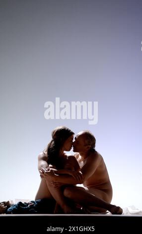 Vienne - répétitions 'Urfaust' au Volkstheater le 17 octobre 2012. PHOTO : Günter Franzmeier dans le rôle de 'Mephisto' et Nanette Waidmann dans le rôle de 'Margarete' - 20121017 PD1388 - Rechteinfo : droits gérés (RM) Banque D'Images