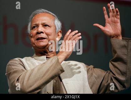 Le banquier bangladais et lauréat du prix Nobel de la paix Muhammad Yunus lors de son discours d'ouverture au Sommet mondial de l'entrepreneuriat social 2012 à Vienne, Autriche, le 8 novembre 2012. - 20121108 PD0843 - Rechteinfo : droits gérés (RM) Banque D'Images