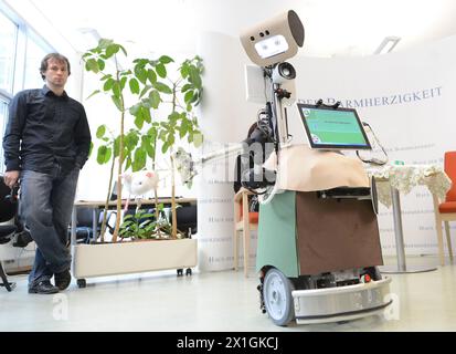 Vienne - HOBBIT - The Mutual Care robot - HOBBIT est un projet de recherche du 7ème programme-cadre de l'UE visant à développer un robot d'assistance sociale qui aide les personnes âgées et âgées à la maison. Le nouvel objectif de HOBBIT est le développement du concept de soins mutuels : construire une relation entre l'humain et le robot dans laquelle les deux prennent soin l'un de l'autre. Comme quand une personne apprend ce qu'un animal comprend et peut faire ; semblable à construire un lien avec un animal de compagnie. En outre, le robot fournira d'autres supports tels que l'ouverture de la porte pour l'utilisateur et l'apprentissage des besoins et des habitudes de son propriétaire. Le p Banque D'Images