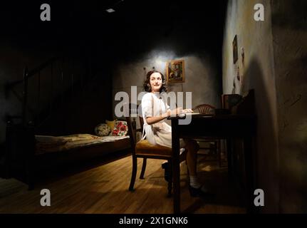 Présentation d'une figure de cire d'Anne Frank à Madame Tussauds à Vienne, Autriche, le 2 septembre 2013. Anne Frank s'est cachée des nazis dans sa maison d'Amsterdam pendant la seconde Guerre mondiale jusqu'à ce qu'elle soit découverte et emmenée au camp de concentration d'Auschwitz, puis transférée au camp de concentration de Bergen-Belsen où elle meurt à l'âge de 15 ans. - 20130902 PD2627 - Rechteinfo : droits gérés (RM) Banque D'Images