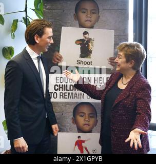 Le ministre autrichien des Affaires étrangères Sebastian Kurz (à gauche) rencontre la commissaire européenne chargée de la coopération internationale, de l'aide humanitaire et de la réaction aux crises, Kristalina Georgieva (à droite), lors d'une réunion officielle à Bruxelles, Belgique, le 7 janvier 2014. APA-FOTO : DRAGAN TATIC - 20140107 PD1479 - Rechteinfo : droits gérés (DG) Banque D'Images