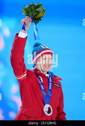 La médaillée d'argent Daniela Iraschko-Stolz, d'Autriche, célèbre sa médaille pour le saut à ski normal féminin des Jeux Olympiques d'hiver 'Sotchi 2014' à l'Austria Tirol House à Krasnaya Polyana, Russie, le 2014/02/12. - 20140212 PD5205 - Rechteinfo : droits gérés (RM) Banque D'Images