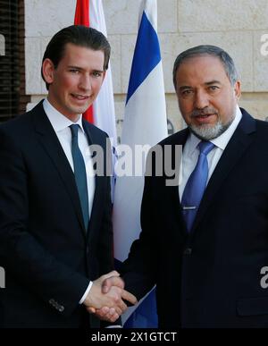 Le ministre autrichien des Affaires étrangères Sebastian Kurz (à gauche) et le ministre israélien des Affaires étrangères Avigdor Lieberman (à droite) lors de leur réunion à Jérusalem, Israël, le 22 avril 2014. Kurz est en tournée officielle au moyen-Orient. - 20140421 PD4755 - Rechteinfo : droits gérés (RM) Banque D'Images