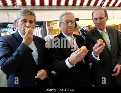 Le ministre autrichien des Finances Michael Spindelegger, le premier candidat des conservateurs aux élections européennes Jean-Claude Juncker et le vice-président du Parlement européen Othmar Karas reçoivent des fruits lors d’une visite au Naschmarkt à Vienne, Autriche, le 7 mai 2014. Les élections au parlement européen auront lieu le 25 mai 2014. - 20140507 PD2799 - Rechteinfo : droits gérés (RM) Banque D'Images