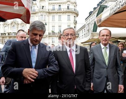 Le ministre autrichien des Finances Michael Spindelegger, le premier candidat des conservateurs aux élections européennes Jean-Claude Juncker et le vice-président du Parlement européen Othmar Karas visitent le Naschmarkt à Vienne, Autriche, le 7 mai 2014. Les élections au parlement européen auront lieu le 25 mai 2014. - 20140507 PD2786 - Rechteinfo : droits gérés (RM) Banque D'Images