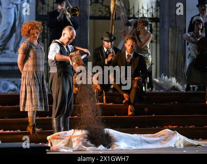 Les acteurs se produisent lors de la répétition de 'Jedermann' (Everyman) de Hugo von Hofmannsthal sur la place Domplatz à Salzbourg, Autriche, le 16 juillet 2014. La pièce sera présentée en avant-première le 19 juillet lors du Festival annuel de Salzbourg qui se déroule du 18 juillet au 31 août. - 20140716 PD6451 - Rechteinfo : droits gérés (DG) Banque D'Images