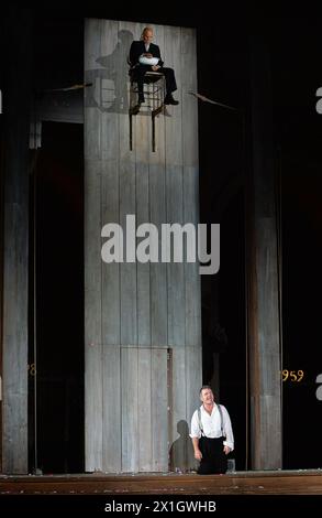 L'acteur autrichien Cornelius Obonya dans le rôle de Jedermann se produit lors de la répétition de Jedermann (Everyman) de Hugo von Hofmannsthal sur la place Domplatz à Salzbourg, Autriche, le 16 juillet 2014. La pièce sera présentée en avant-première le 19 juillet lors du Festival annuel de Salzbourg qui se déroule du 18 juillet au 31 août. - 20140716 PD6455 - Rechteinfo : droits gérés (RM) Banque D'Images