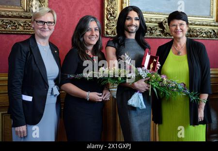 Chanteuse autrichienne et lauréate du concours Eurovision de la chanson 2014, Conchita Wurst pose pour photographies aux côtés de la vice-maire de Vienne Maria Vassilakou, de la conseillère municipale exécutive pour l'intégration, les questions féminines, la protection des consommateurs et le personnel Sandra Frauenberger et de la conseillère municipale exécutive pour les finances, affaires économiques et services publics de Vienne Renate Brauner qui reçoit le 'Golden Rathausmann', une médaille pour service à la ville de Vienne, à Vienne, Autriche, le 17 septembre 2014. - 20140917 PD2239 - Rechteinfo : droits gérés (RM) Banque D'Images